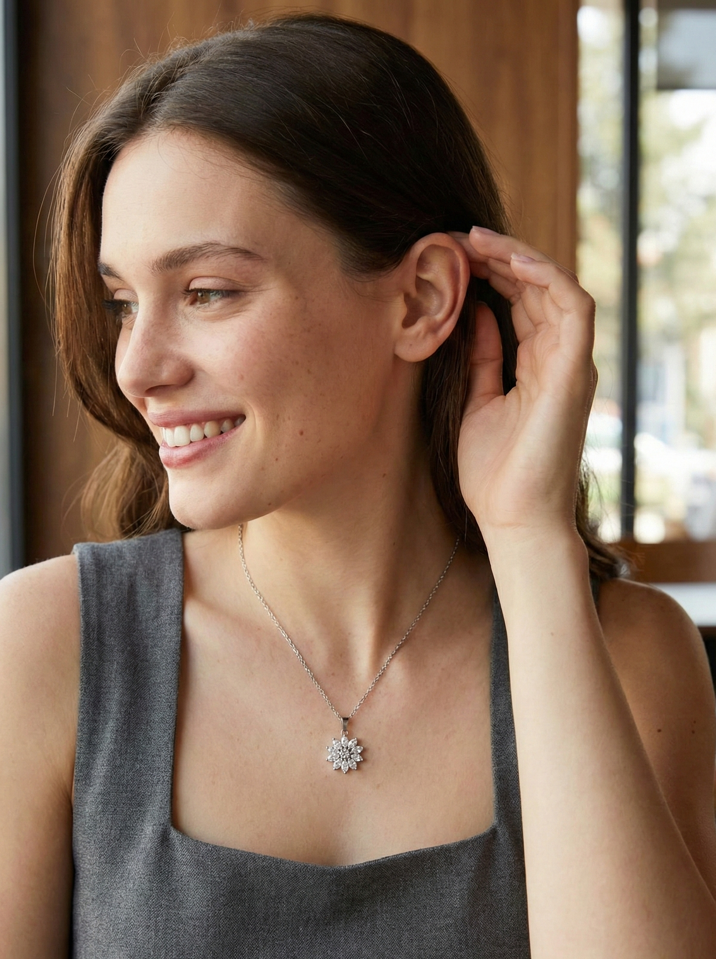 Papatya Model Taşlı Kolye